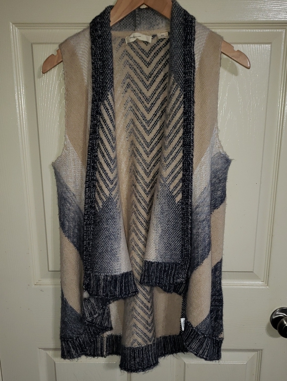 Sleeping on Snow Chevron Knit Sleeveless Open-Front Vest in Beige and Gray
